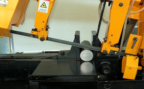 君山数控带锯床自动送料精度会出现偏差吗？